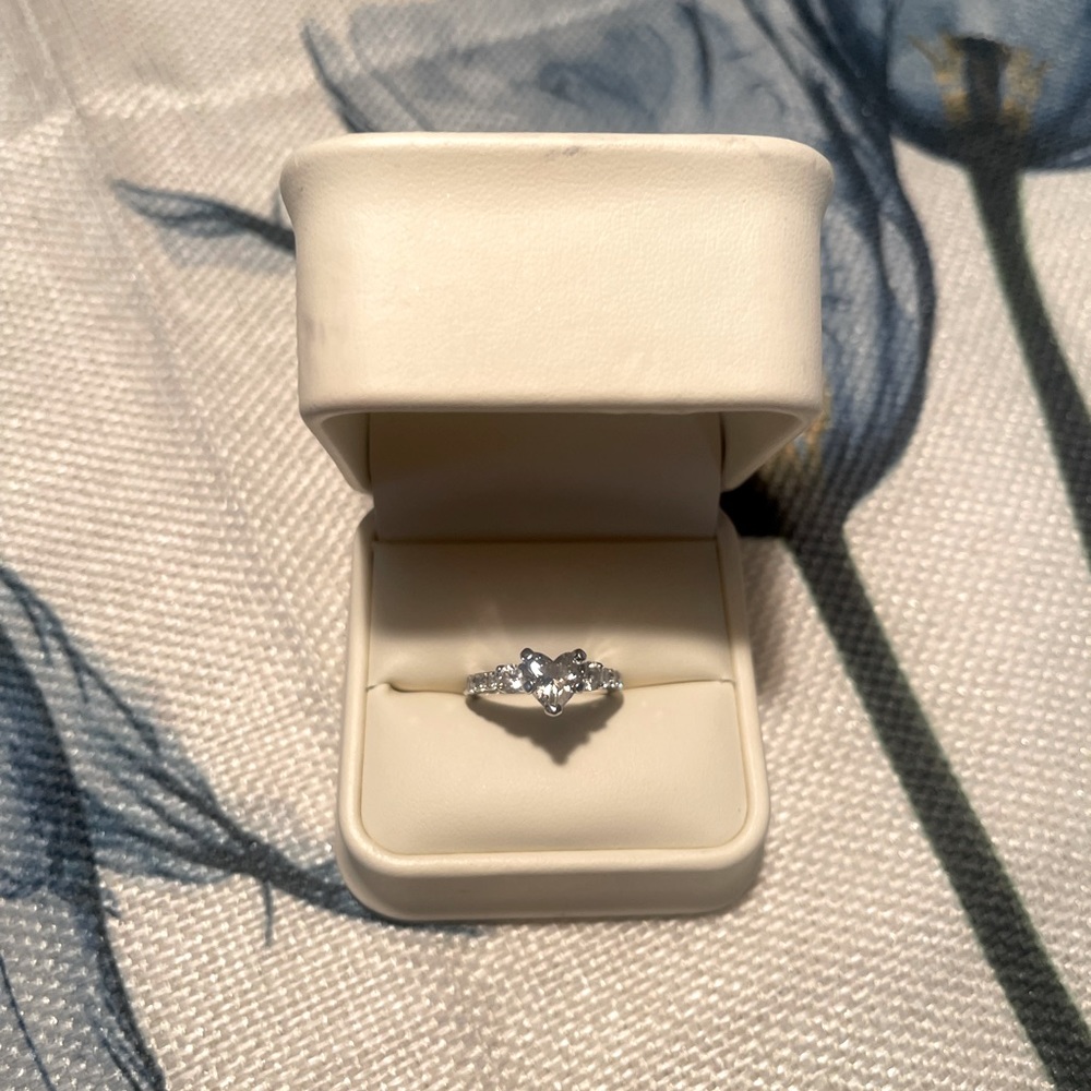 Real diamond engagement ring